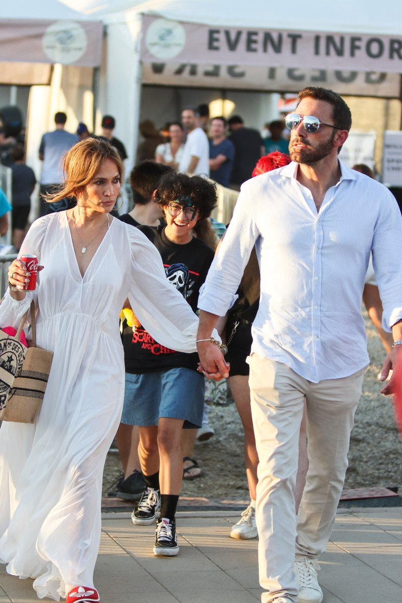   J. Lo's Child Emme usa camiseta estampada em Malibu: fotos