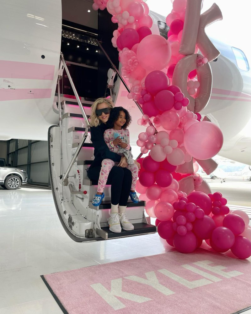   খোলো কার্দাশিয়ান বোন কাইলির উপর জেট অফ's Plane to 'Kamp KoKo' With Daughter True