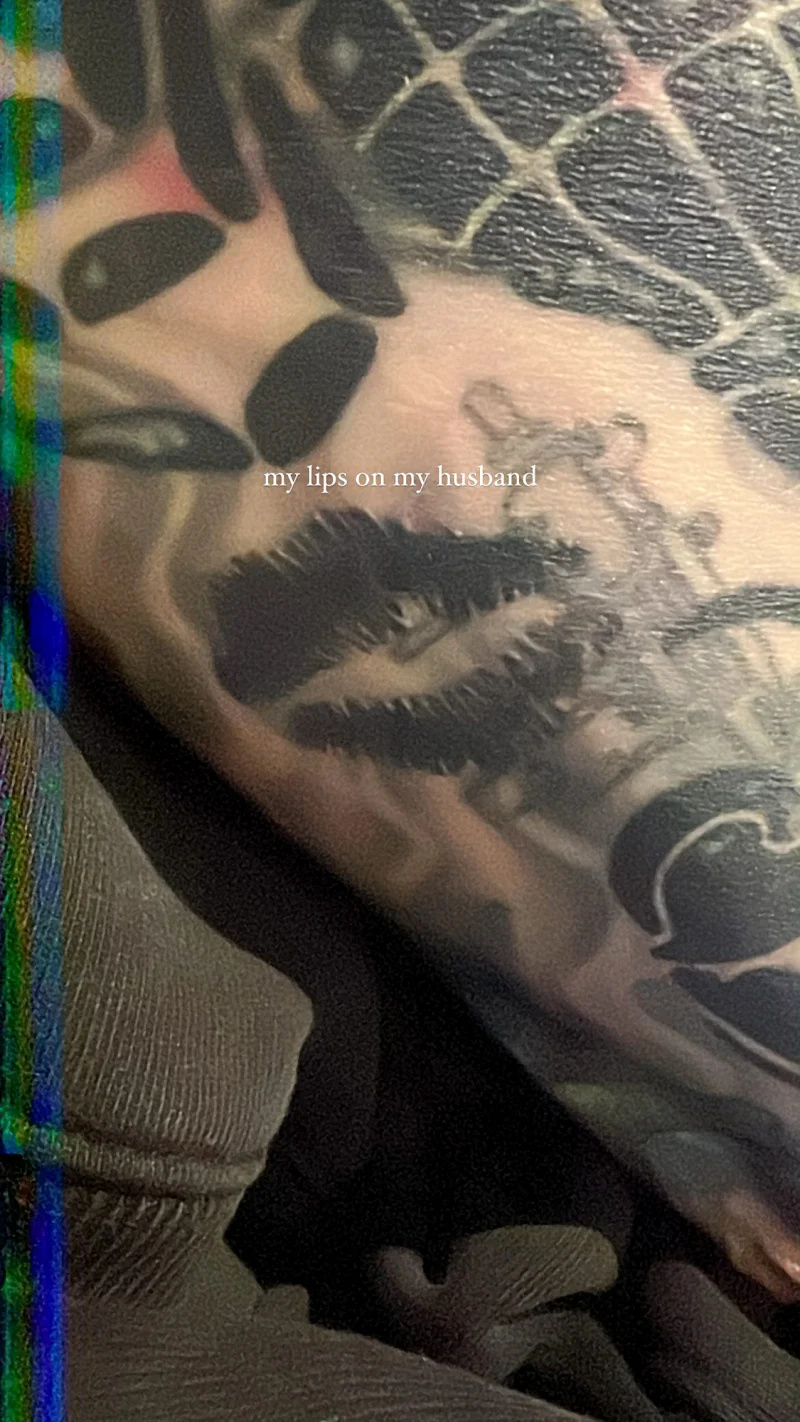  Travis Barker faz tatuagem nos lábios de Kourtney Kardashian: foto