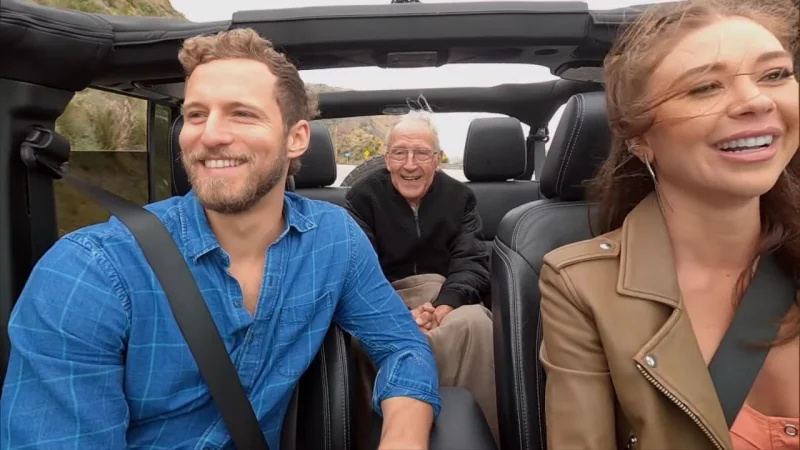   Gabby a Erich v aute s dedkom Johnom