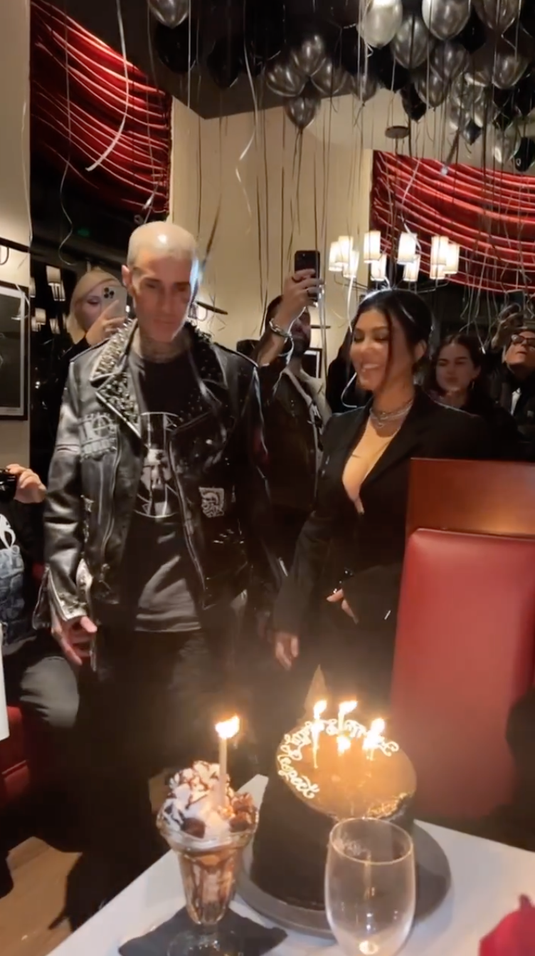   Travis Barker överraskningsfoton på födelsedagsfesten