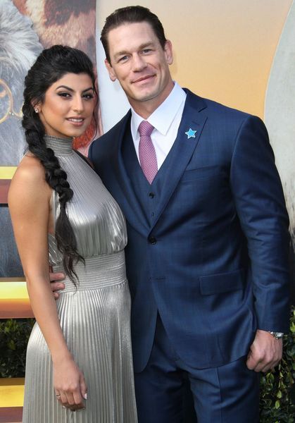 John Cena usa terno azul no tapete vermelho para Dolittle com a namorada Shay Shariatzadeh