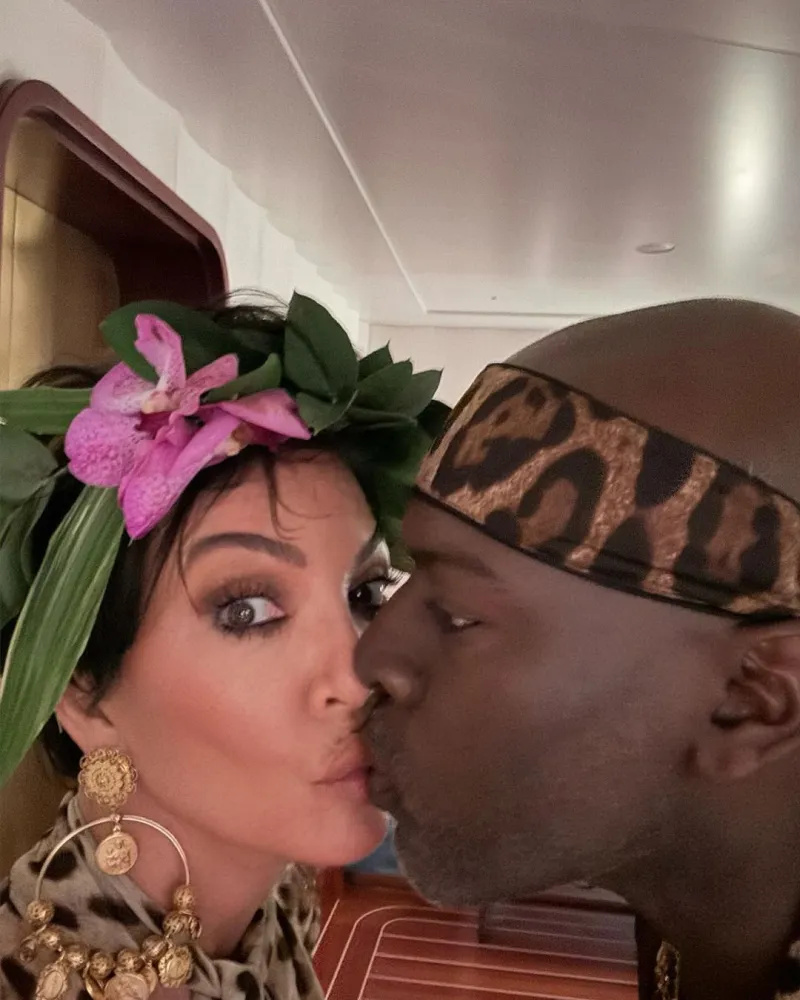 As fotos do PDA de Kris Jenner e Corey Gamble são ótimas! Fotos do casal se beijando e de mãos dadas