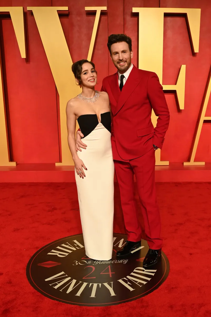 Крис Еванс и съпругата му Алба Баптиста правят дебют на червения килим на афтърпартито на Vanity Fair за Оскарите през 2024 г. [Снимки]