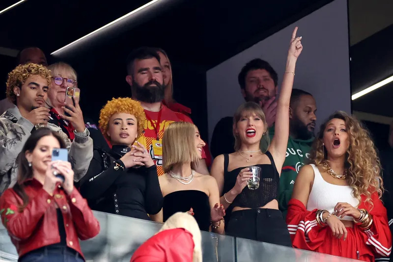 Да го обичаш е ЧЕРВЕНО! Всички снимки на Тейлър Суифт, която аплодира гаджето Травис Келси на Chiefs Games