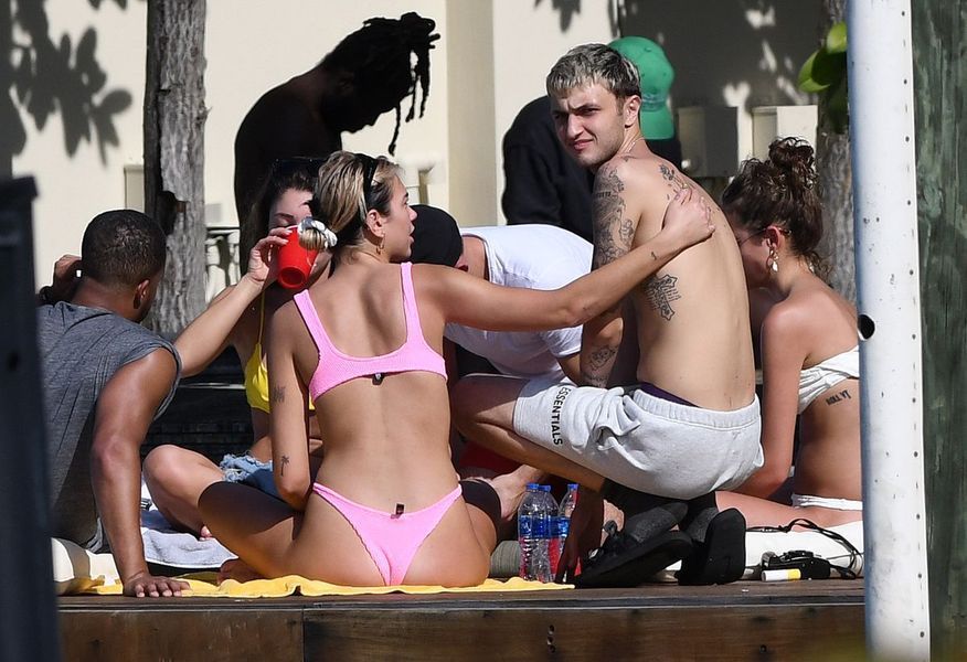 Dua Lipa i en lyserød bikini-pakke på PDA med kæresten Anwar Hadid