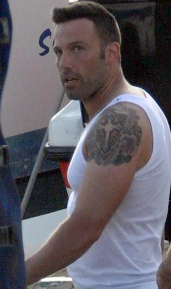   Ben Affleck tem um punhado de tatuagens coloridas! Veja fotos do ator's Body Ink