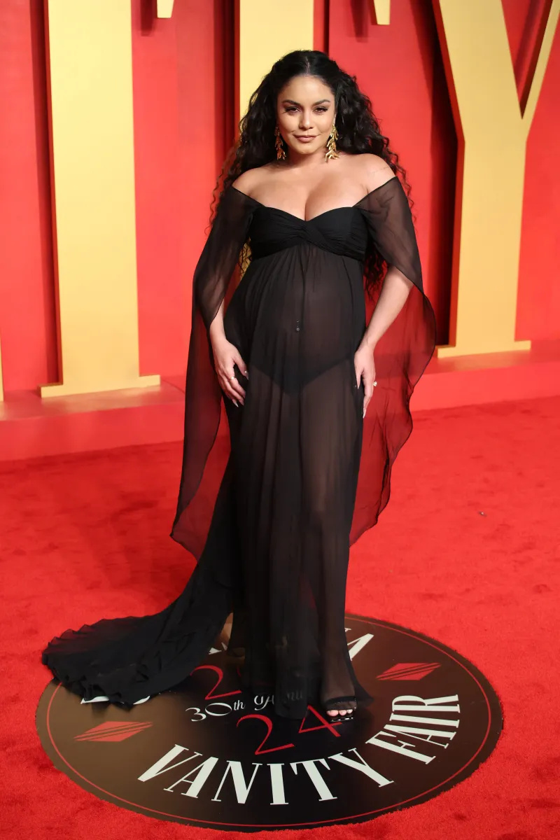 Vanessa Hudgens mostra barriguinha de bebê em vestido totalmente transparente na festa do Oscar da Vanity Fair de 2024