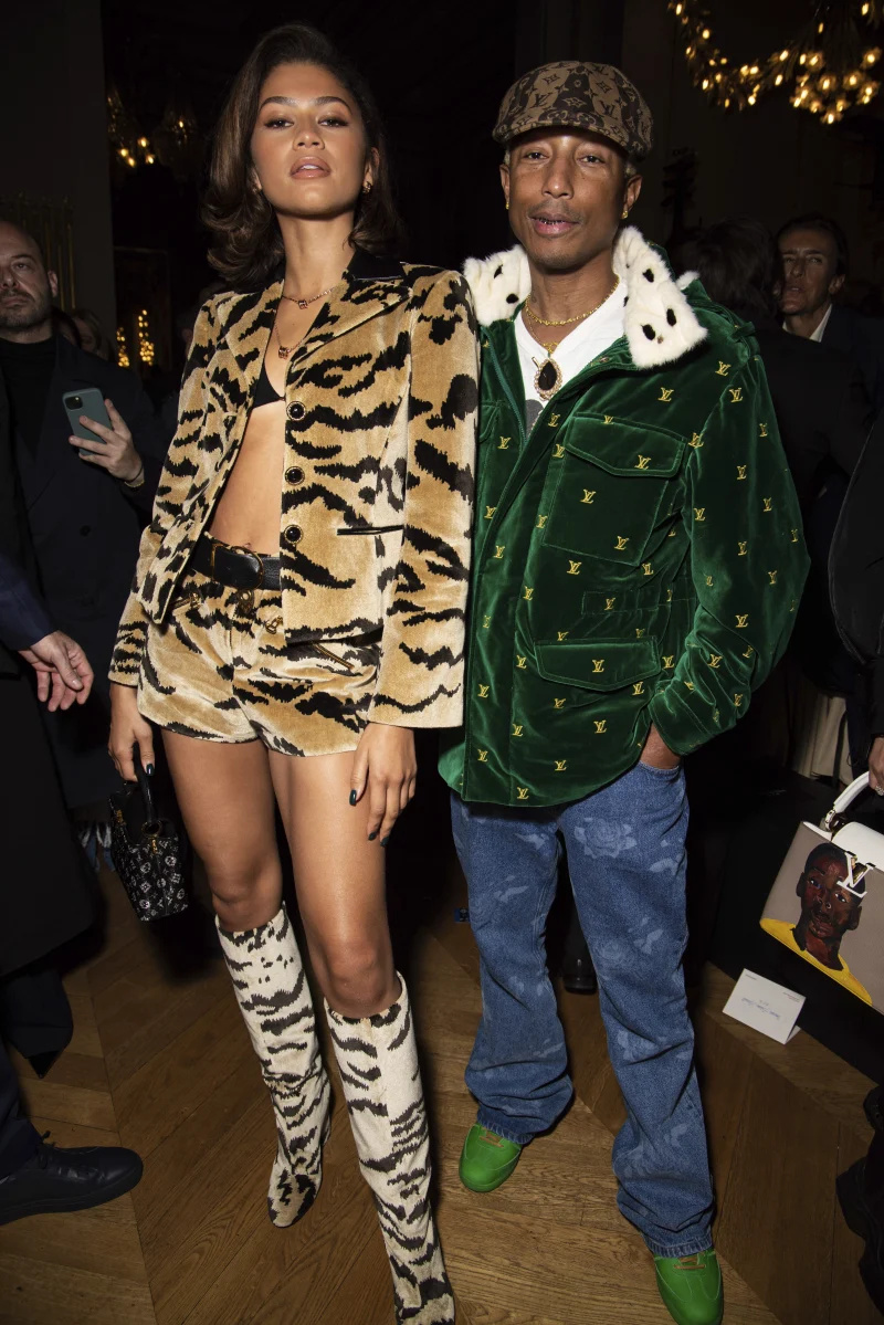   Zendaya se razmeće trbušnjacima u blejzeru sa životinjskim uzorkom i mini kratkim hlačama na Louis Vuitton modnoj reviji: pogledajte fotografije