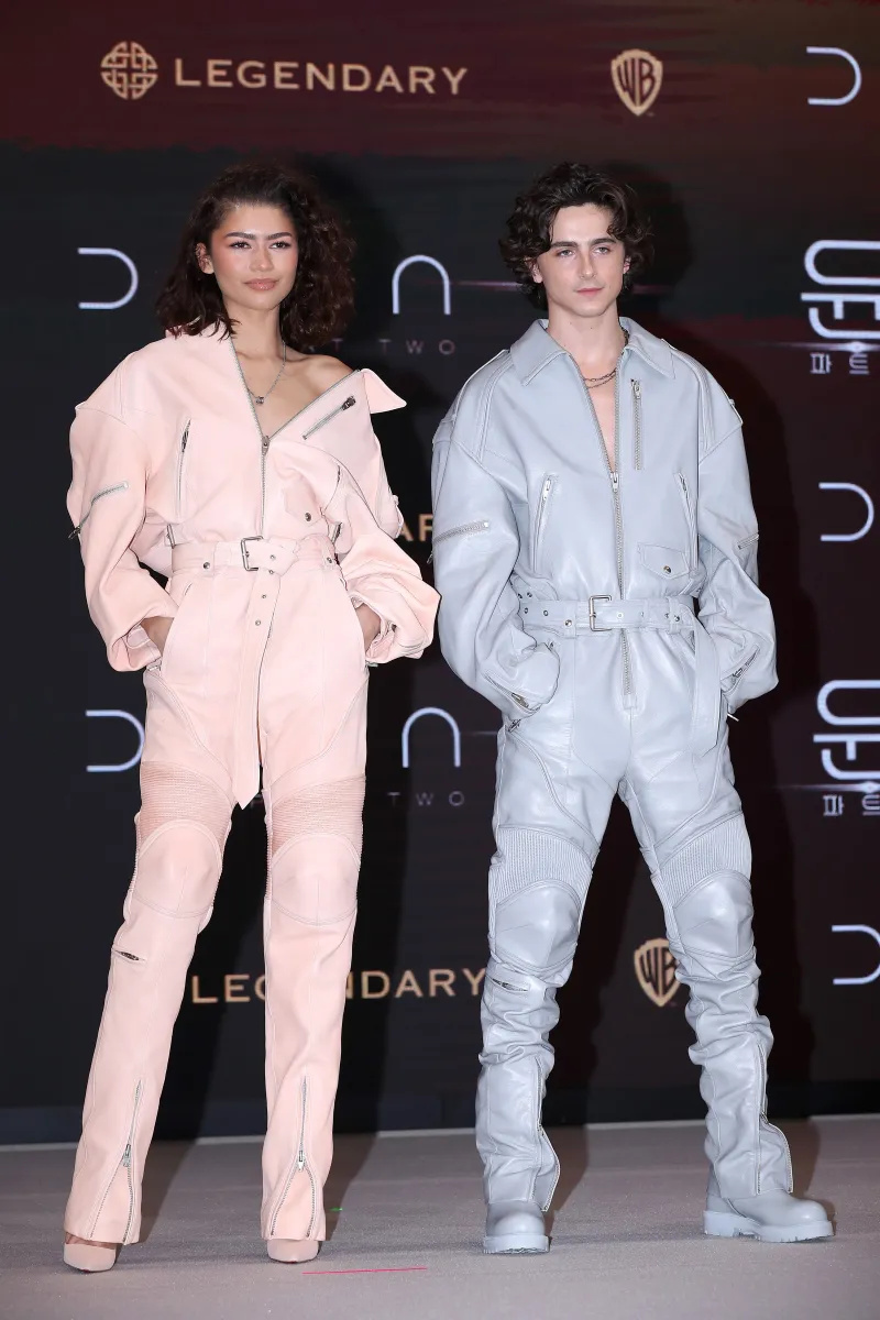 Zendaya i Timothee Chalamet bessons amb vestits a joc per a l'estrena de Corea del Sud 'Dune: Part Two'