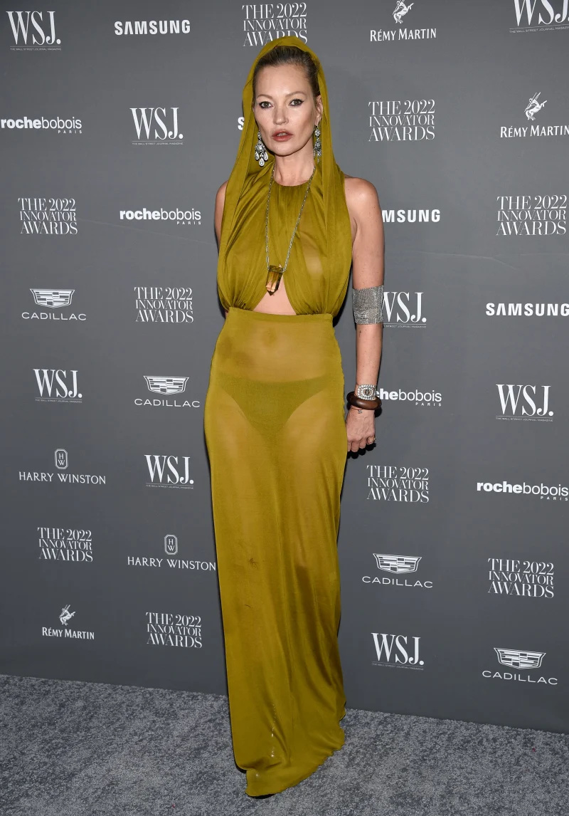   Kate Moss permatoma geltona suknele WSJ apdovanojimuose: nuotraukos