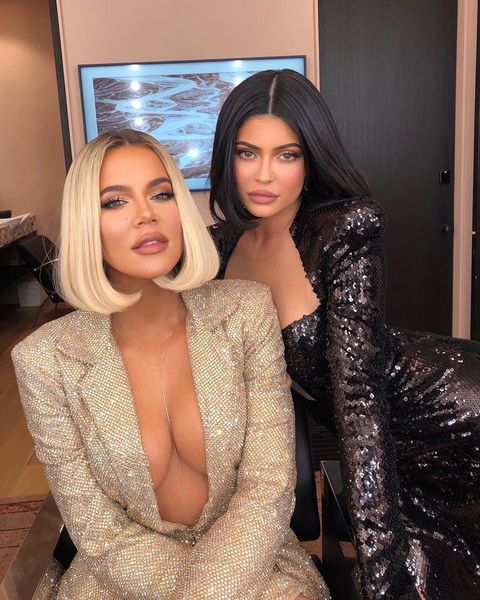 Kylie Jenner a Khloé Kardashian predvádzajú svoje pozlátko a pôvab na ceste k 50. narodeninám Bash
