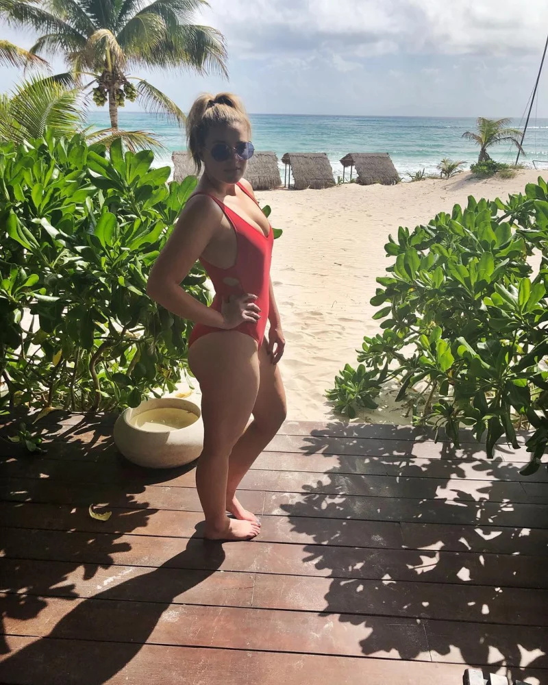   Lauren Alaina é ~Doin' Fine~ on the Beach! The Country Singer's Best Bikini Photos