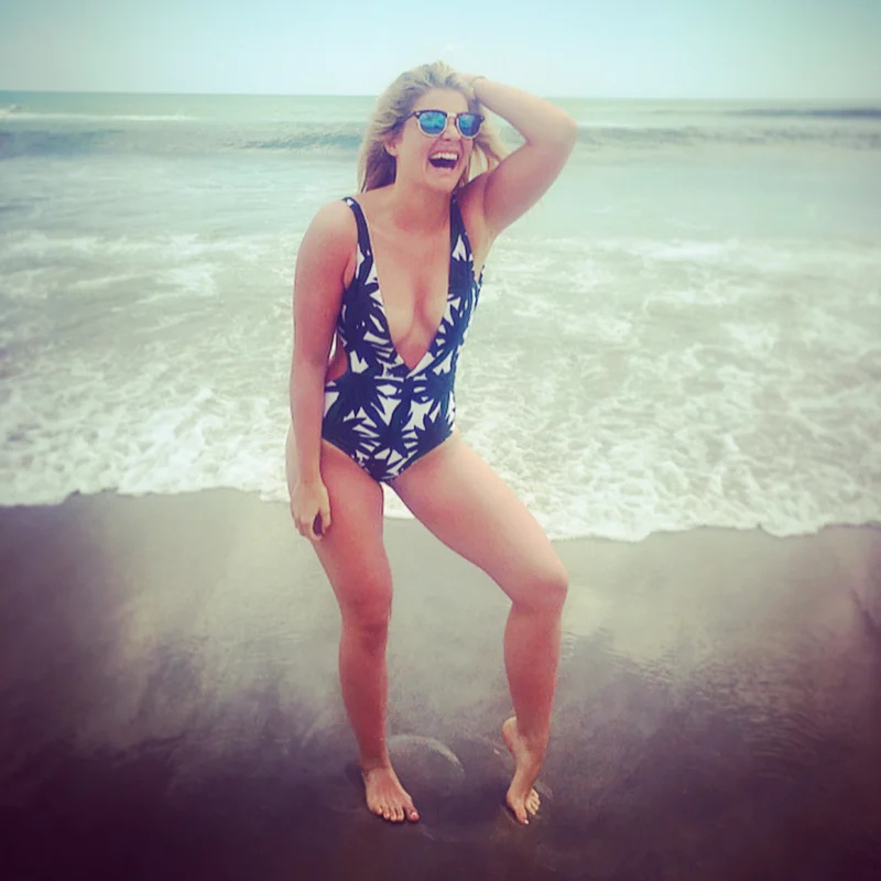   Lauren Alaina je ~Doin' Fine~ on the Beach! The Country Singer's Best Bikini Photos