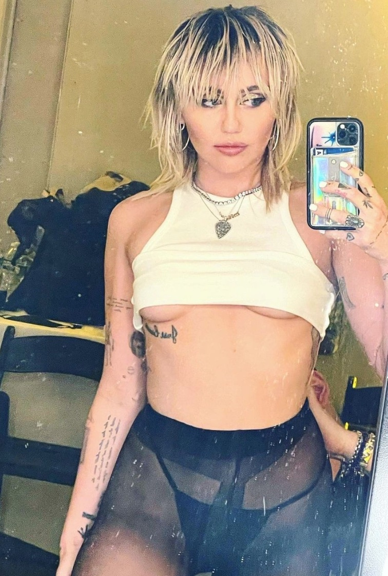   ~ Nós Podemos't Stop~ Going Crazy Over Miley Cyrus' Braless Outfits: Photos of the Singer Without a Bra