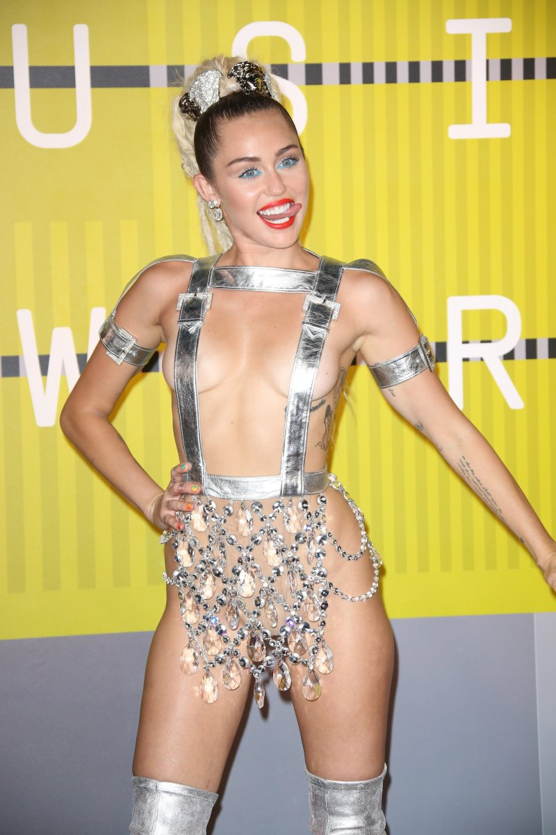   ~Podem't Stop~ Going Crazy Over Miley Cyrus' Braless Outfits: Photos of the Singer Without a Bra