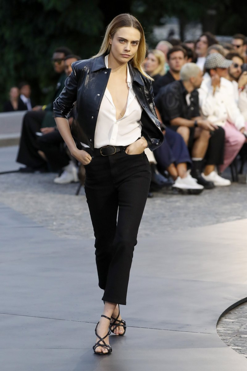   Cara Delevingne je líderkou elegantných outfitov bez podprseniek: Pozrite si fotografie herečky bez podprsenky