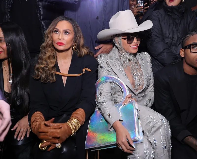 Beyoncé sorgt nach der Ankündigung ihres Country-Albums bei NYFW für Cowgirl-Vibes in Strass-Outfit und Hut