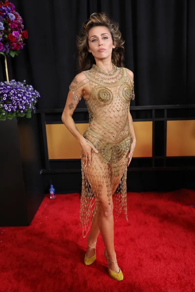 Miley Cyrus a 2024-es Grammy-díjátadó Vörös szőnyegen Kleopátrát közvetíti: Nézze meg ikonikus megjelenését