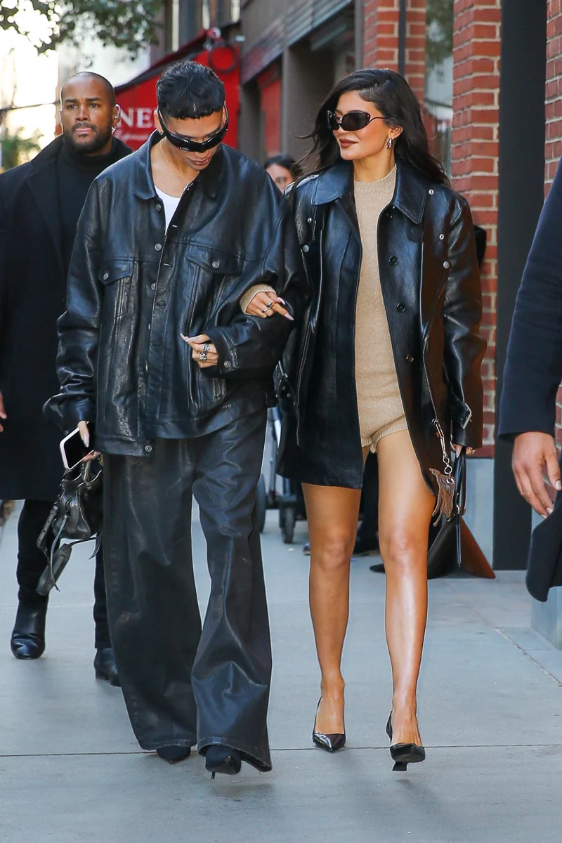   Kylie Jenner predvádza nohy v Tan Romper v New Yorku: Fotografie