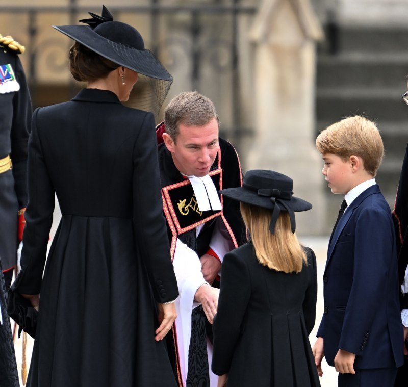 Принцеса Кейт излъчва царствена елегантност в черна рокля на погребението на кралица Елизабет II: Вижте снимки