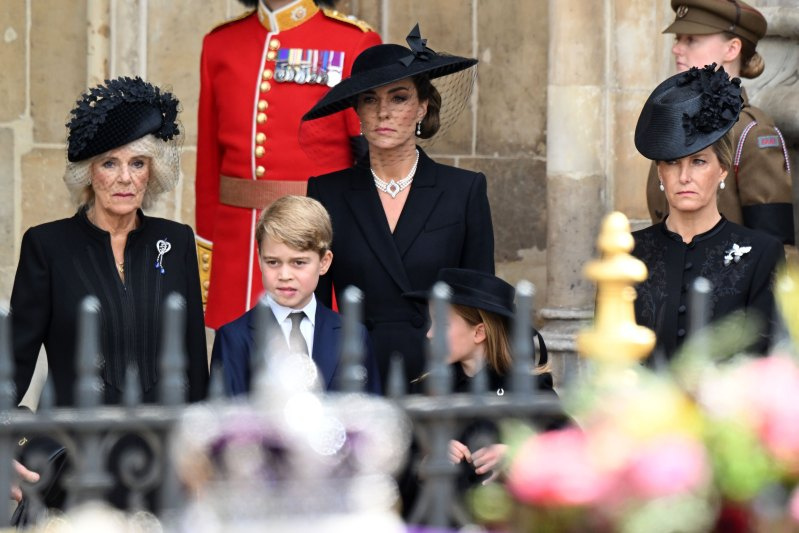   Kate Middleton Pohrebné šaty kráľovnej Alžbety