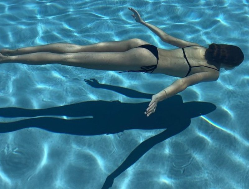 Se Kaia Gerbers fantastiske bikini-øjeblikke: billeder af modellen i badedragt