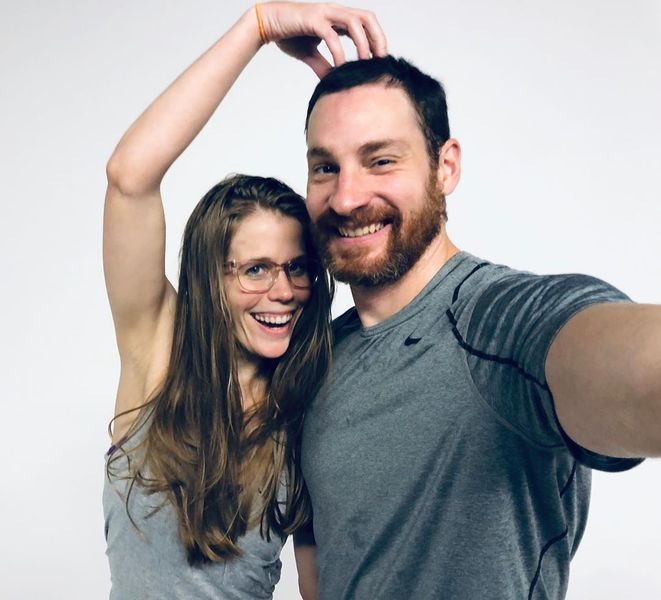 YouTube의 FitnessBlender 스타 Daniel과 Kelli Segars가 연말 연시에 몸매를 유지하는 방법을 공유합니다.