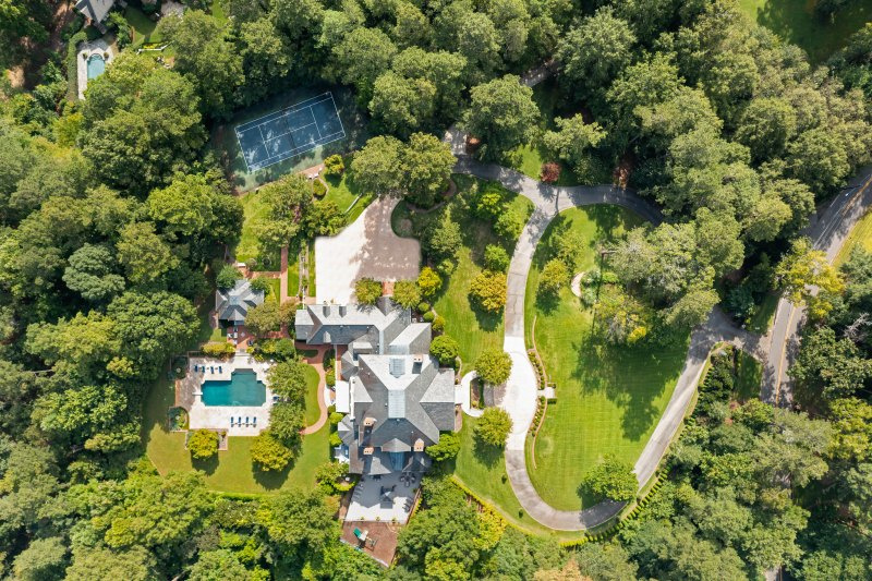   Meie're ~Obsessed~ With Mariah Carey's .5 Million Atlanta Estate! Tour Her Home in Photos Amid Sale