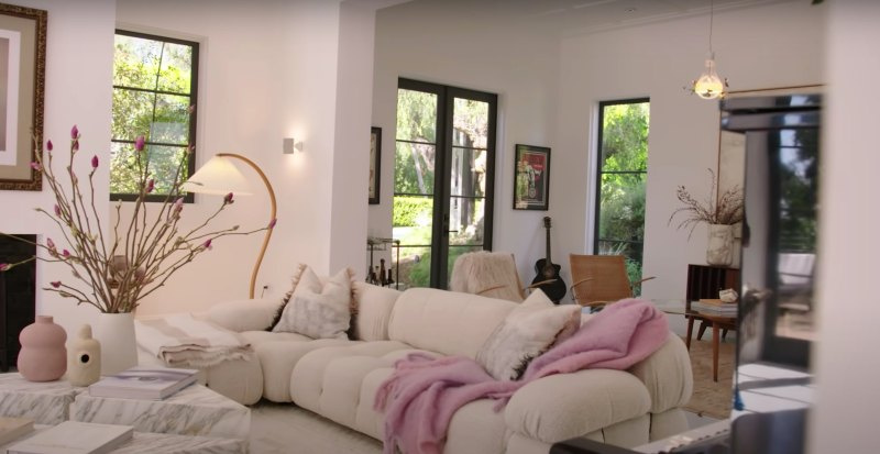   Ashley Tisdale está vivendo a ~doce vida~ em sua casa em Los Angeles: veja fotos de sua casa