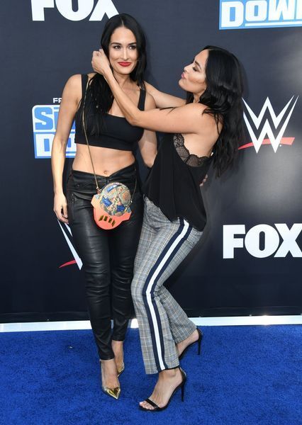 Nikki และ Brie Bella