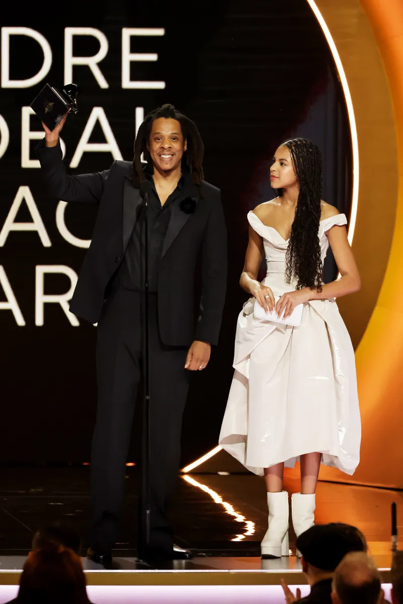 Mini Beyonce! Jay Z porta la seva filla Blue Ivy a l'escenari dels Grammy per acceptar el premi Global Impact