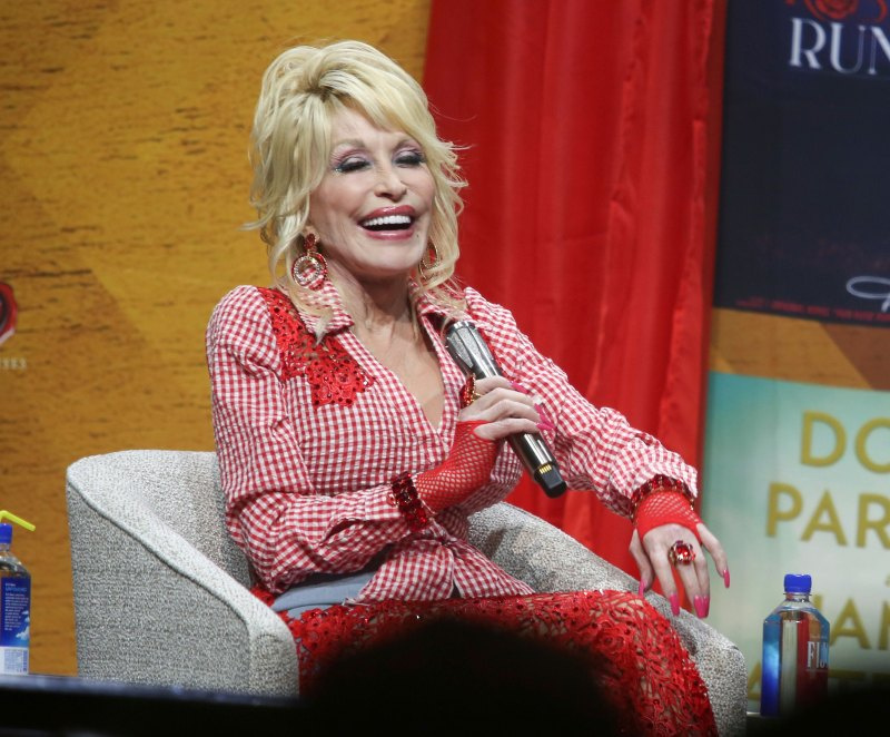   Daugiausiai uždirbančios kantri muzikos žvaigždės: grynosios vertės, atlyginimai Dolly Parton