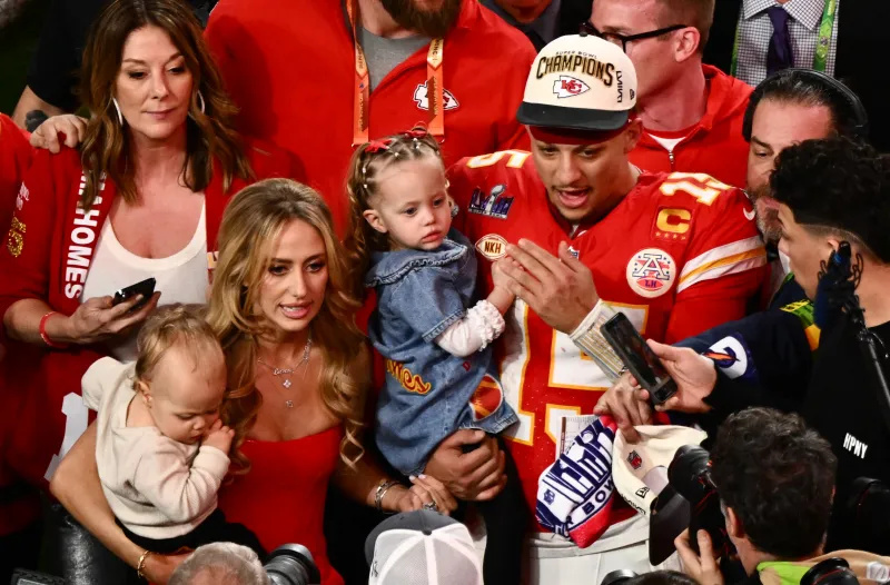 باتريك ماهومز يحتفل بفوز الزعماء مع زوجته بريتاني ماهومز في Super Bowl 2024 [صور]