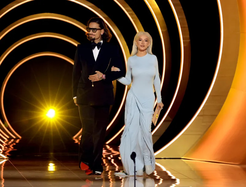 Ela está aqui! Christina Aguilera surpreende em cinza no Grammy Awards de 2024 [fotos]