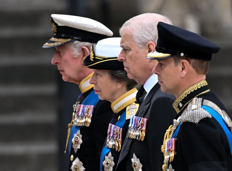   Erzsébet királynő temetése: részletek, gyászolók, fotók
