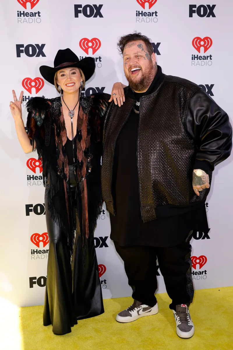Lainey Wilson posa com Jelly Roll e sua esposa Bunnie XO no iHeartRadio Awards 2024 [fotos]