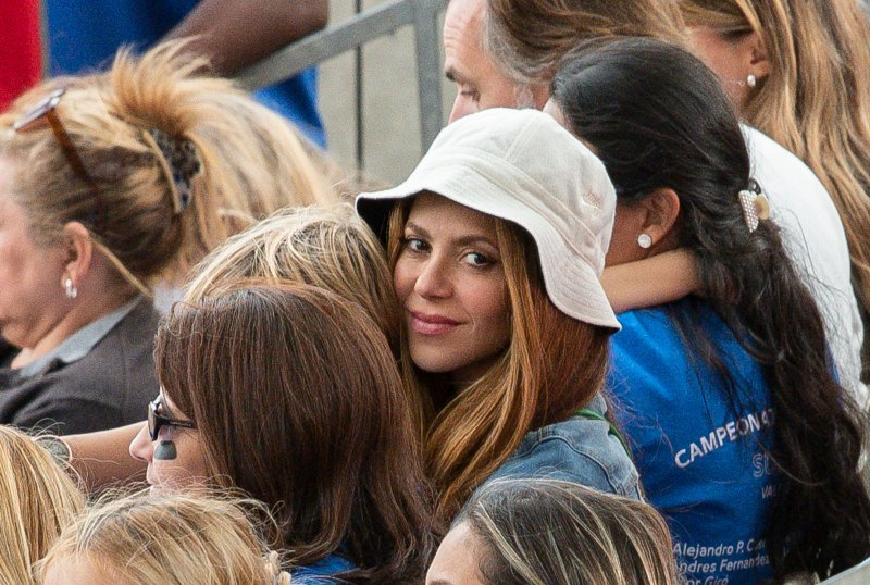  IŠSKIRTINĖ: Shakira ir Pique žiūri savo sūnų's Baseball Game Separately In Valencia