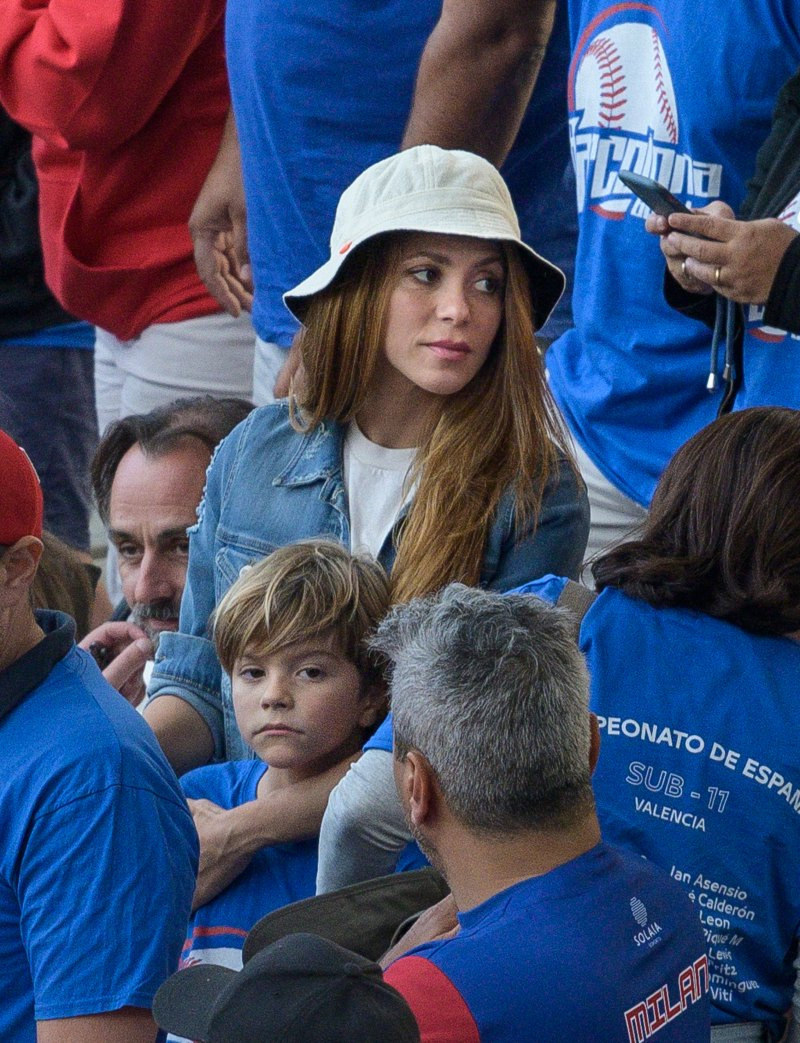   Shakira e o ex Gerard Piqué mantêm distância durante o jogo de futebol do filho após a separação: fotos