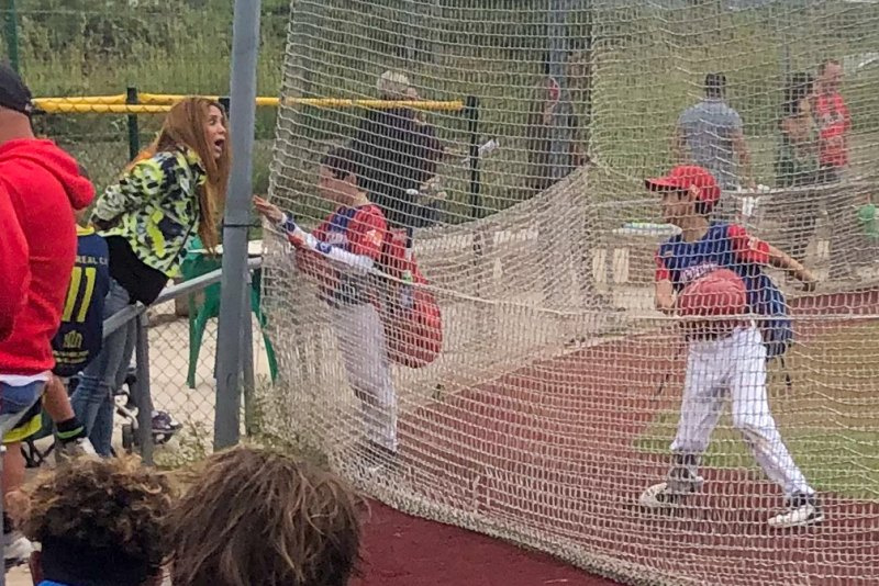   Shakira Gerard Pique Sjedi odvojeno u Son's Baseball Game