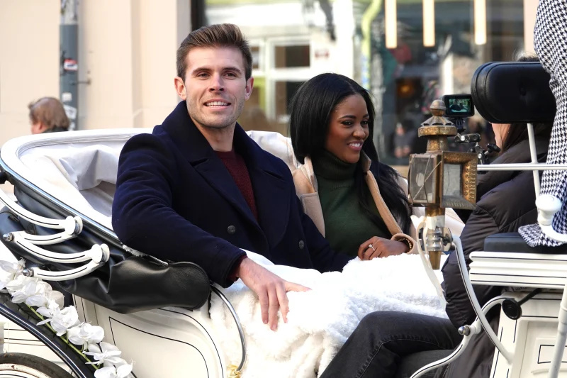   Zach Shallcross ugađa natjecateljici u'The Bachelor' Season 32 Behind-the-Scenes Photos