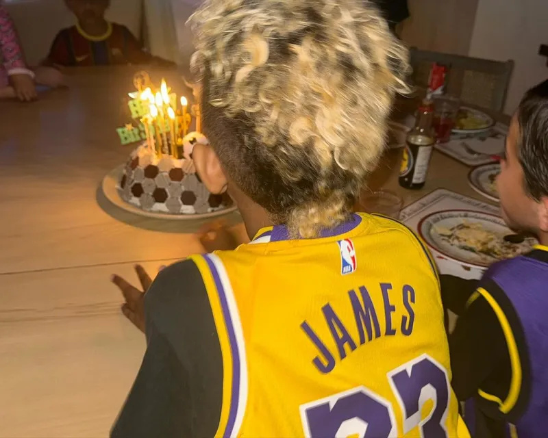 Kim Kardashians Sohn Saint West präsentiert an seinem 8. Geburtstag am Spielfeldrand neue Frisur! [Fotos]