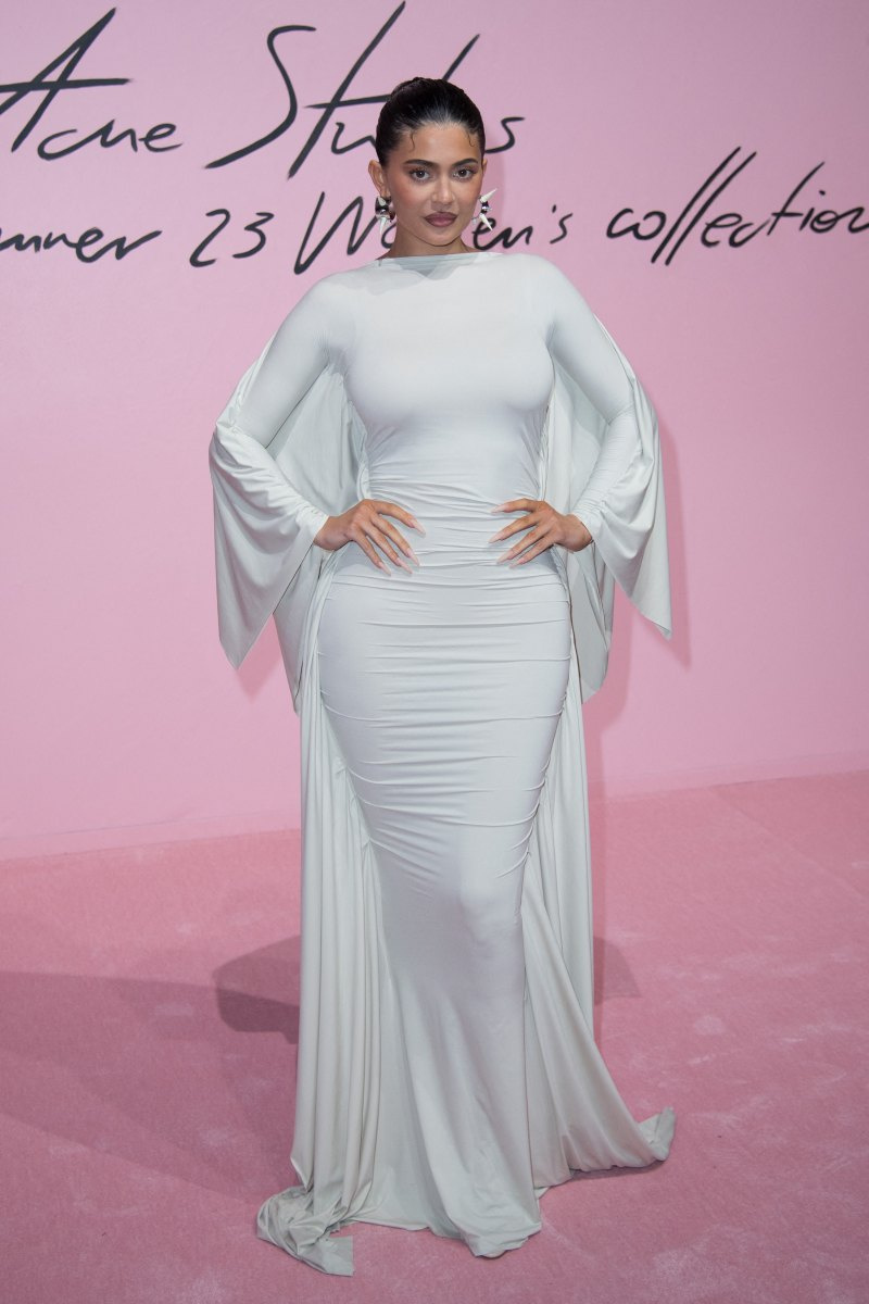   Keluarga Kardashian-Jenner Mengambil Alih Minggu Fesyen Paris 2022: Foto Penampilan Terbaik Mereka
