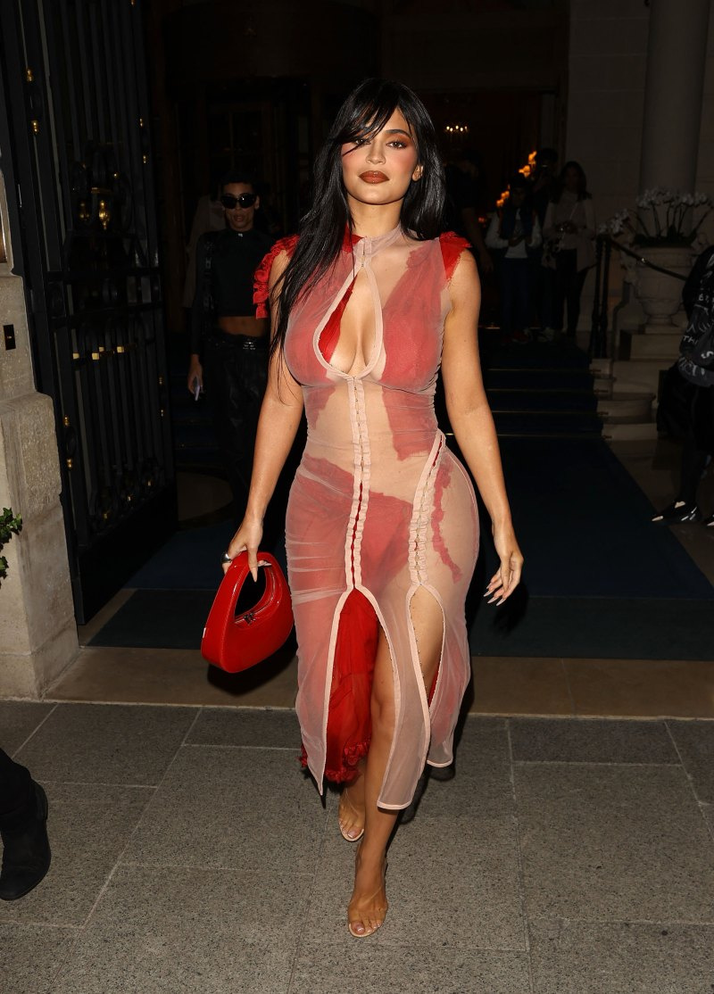   Keluarga Kardashian-Jenner Mengambil Alih Minggu Fesyen Paris 2022: Foto Penampilan Terbaik Mereka
