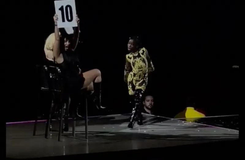 Madonnas Tochter Estere moderiert und tanzt auf der Bühne während der Eröffnungsnacht der „Celebration“-Tour