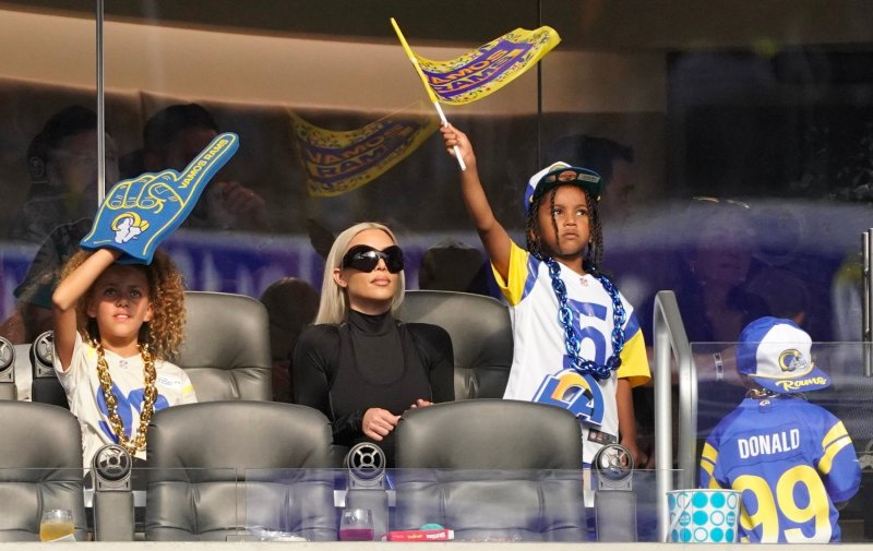   Jah! Fännid kiidavad Kim Kardashiani L.A. Ramsi jalgpallimängus koos Saint Amid Kanye Westi draamaga
