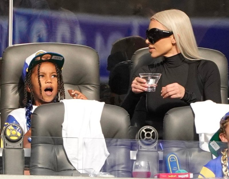   Caramba! Kim Kardashian é vaiada por fãs em jogo de futebol do L.A. Rams com drama de Saint Amid Kanye West