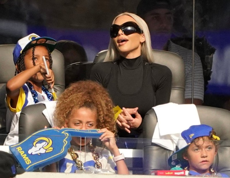   Ех! Ким Кардашиян е освирквана от феновете на футболния мач на L.A. Rams със Saint Mid Kanye West Drama