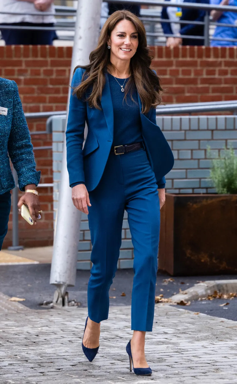 Kate Middleton trägt einen blauen Anzug zur Eröffnung und Besichtigung der neuen chirurgischen Abteilung im Londoner Kinderkrankenhaus [Fotos]