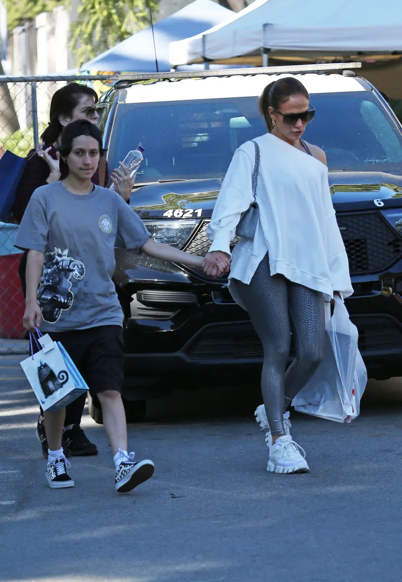Jennifer Lopez i Child Emme s'agafen de la mà mentre compren al mercat de puces de Los Angeles [Fotos]